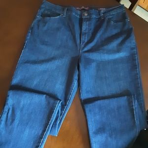 Gloria Vanderbilt "Amanda" Jeans. Size 18. Dark blue. Like New!